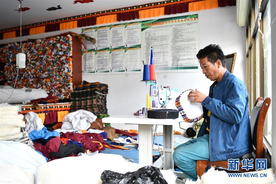 사계길상촌 창업 대표인 볜바쌍제(邊巴桑杰) 씨가 장족(藏族)식 포장상자를 제작하고 있다. [8월 8일 촬영/사진 출처: 신화망]