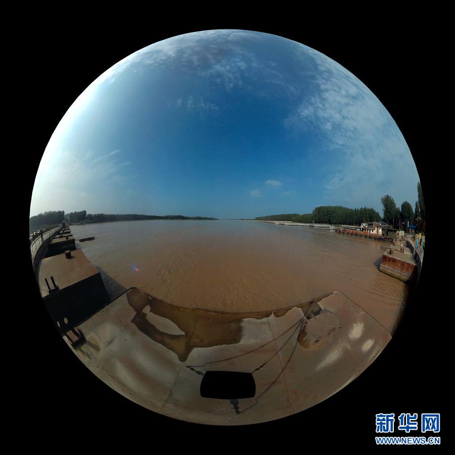 허난(河南)성 타이첸(臺前)현 우바(吳壩)진과 산둥(山東)성 둥핑(東平)현 인산(銀山)진 사이 황허(黃河)강을 가로지르는 부교 [2018년 6월 26일 촬영/사진 출처: 신화망]