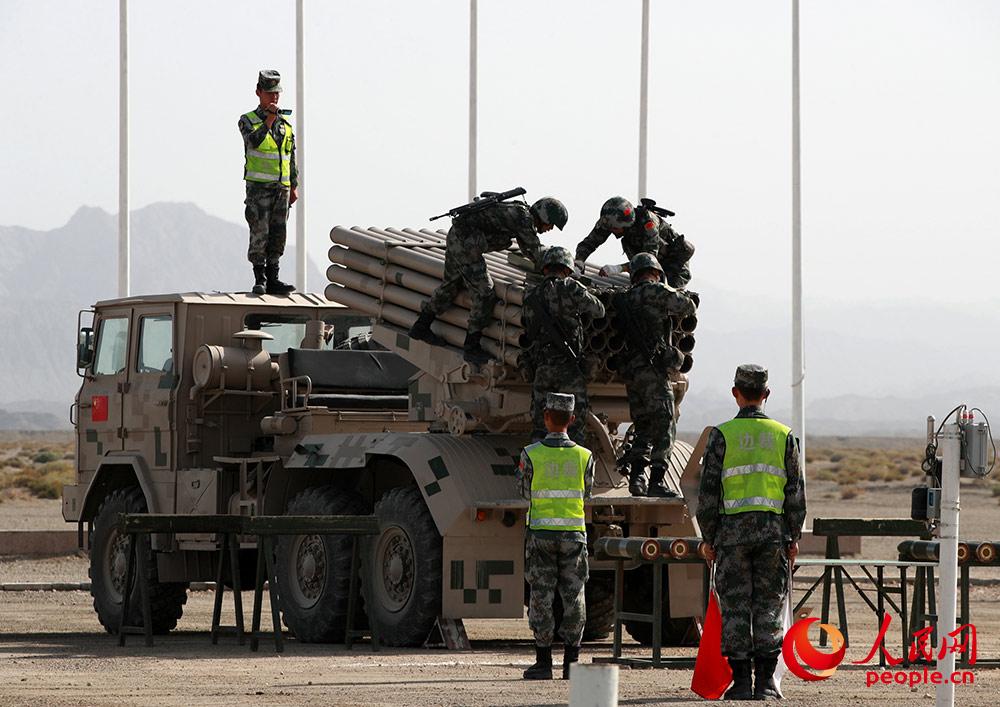 중국 대원들이 미사일을 정비하는 모습 [사진 출처: 인민망]