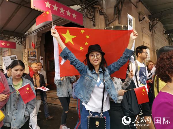 영국 화교와 애국 유학생이 홍콩 사랑 집회를 열었다. [사진 출처: 인민망]
