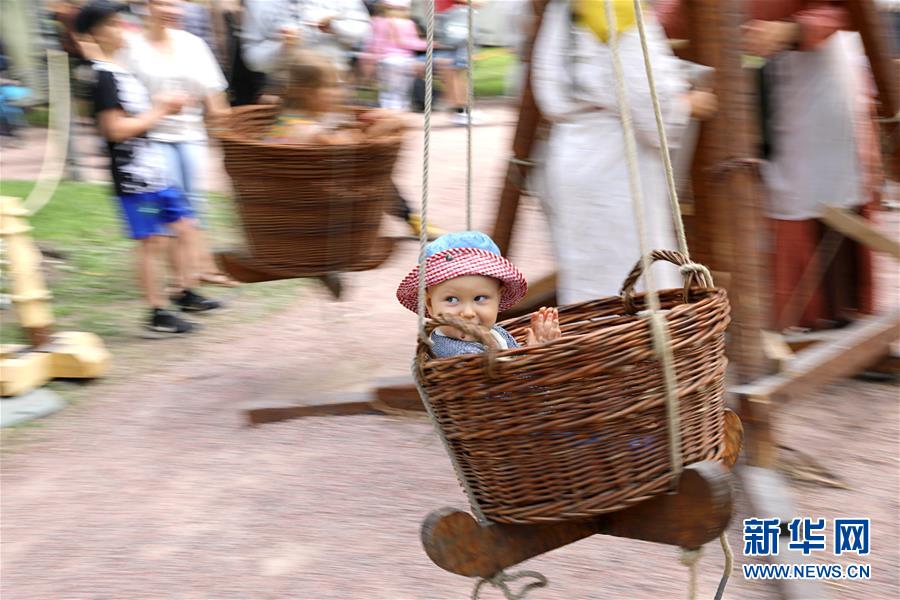 6월 29일 핀란드 투르쿠에서 열린 중세기 시장에서 아이들이 인공 ‘회전 목마’를 타고 있다. [사진 출처: 신화망]