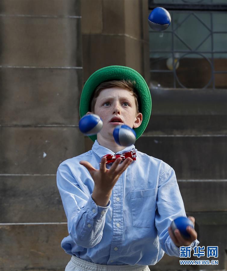 지난 5일 영국 스코틀랜드 에든버러 도심 거리에서 13살의 공연가가 공연을 펼쳤다. [사진 출처: 신화망]