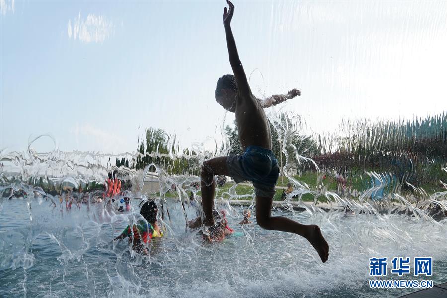7월 21일 아이들이 미국 워싱턴에 있는 한 공원에서 물놀이로 더위를 식히고 있다. [사진 출처: 신화망]