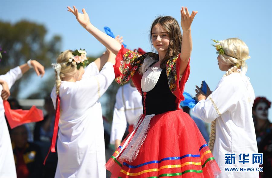 6월 7일 미국 캘리포니아 주 샌프란시스코의 샌마테오 성인 교육 학교에서 러시아 출신의 학생들이 국제의 날 행사에 참가해 춤을 추고 있다. [사진 출처: 신화망]
