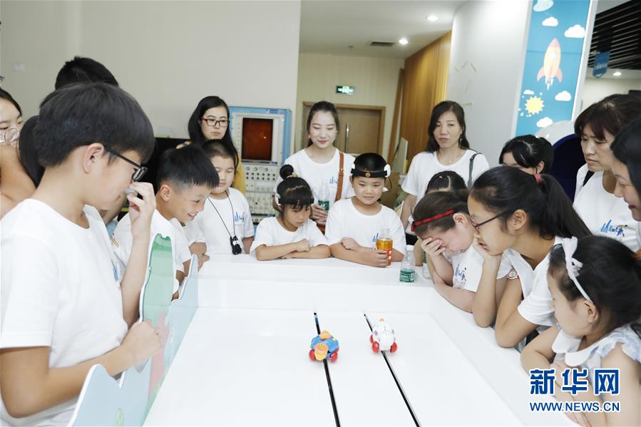 지난 18일 캠프에 참가한 아이들이 중국과학원에서 ‘심리몽공장(心理夢工廠)’ 과학보급 기지를 참관하고 있다. [사진 출처: 신화망]