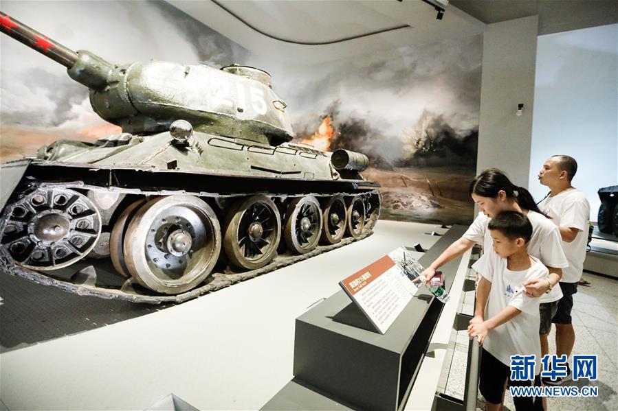 지난 18일 캠프에 참가한 아이들이 부모와 함께 중국 인민혁명군사박물관을 참관하고 있다. [사진 출처: 신화망]