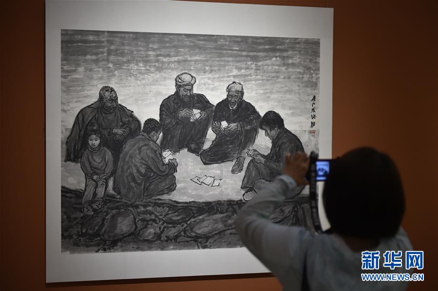 8월 15일 중국미술관, 참관객이 작품 ‘황하변(黃河邊)’을 감상하고 있다. [사진 출처: 신화망]