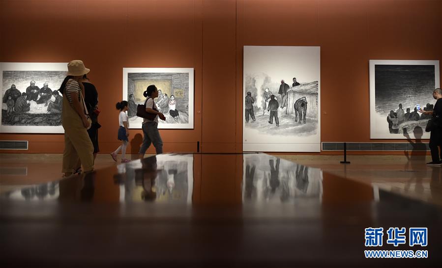 8월 15일 중국미술관, 참관객들이 전시된 작품을 감상하고 있다. [사진 출처: 신화망]