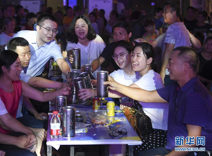 8월 16일 저녁 충칭(重慶)시 위베이(渝北)구 이수환샹(藝術歡享) 야시장, 시민들이 컵을 들고 잔을 부딪히며 즐거운 시간을 보내고 있다. [사진 출처: 신화망]