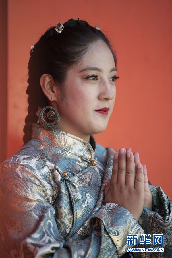 8월 18일 참가자가 행사장에서 시짱 전통의상을 선보이고 있다. [사진 출처: 신화망]