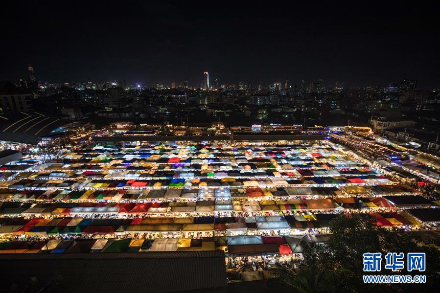 8월 17일 촬영한 태국 방콕 딸랏롯파이 랏차다 야시장 전경 [사진 출처: 신화망]