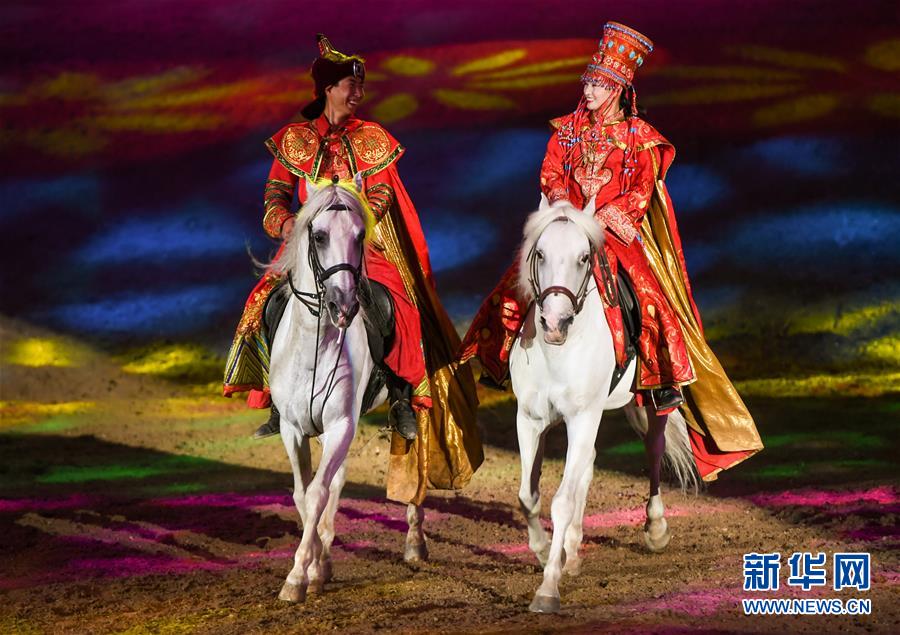 8월 19일 배우들이 마무극(馬舞劇) ‘천고마송(千古馬頌)’ 공연을 펼치고 있다. [사진 출러: 신화망]