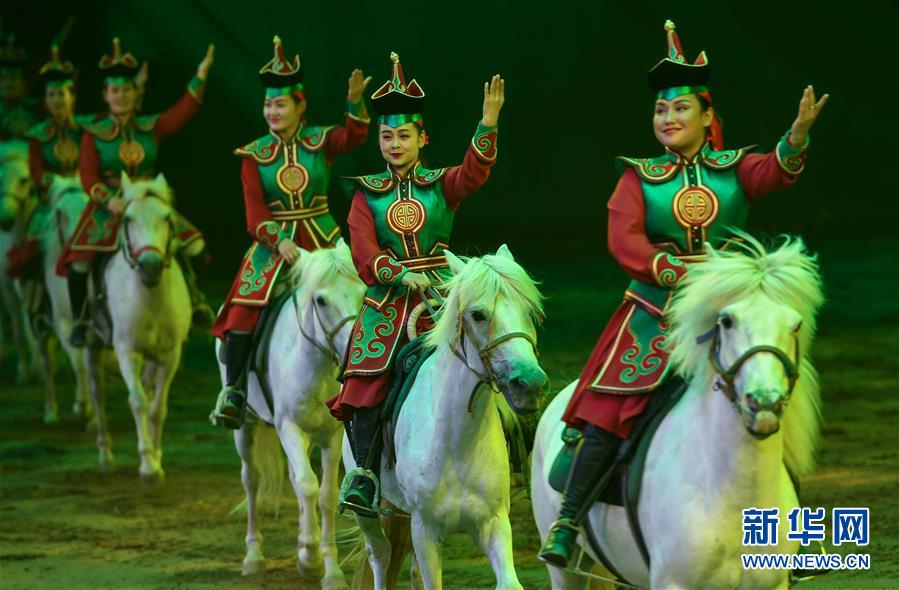 8월 19일 배우들이 마무극(馬舞劇) ‘천고마송(千古馬頌)’ 공연을 펼치고 있다. [사진 출러: 신화망]