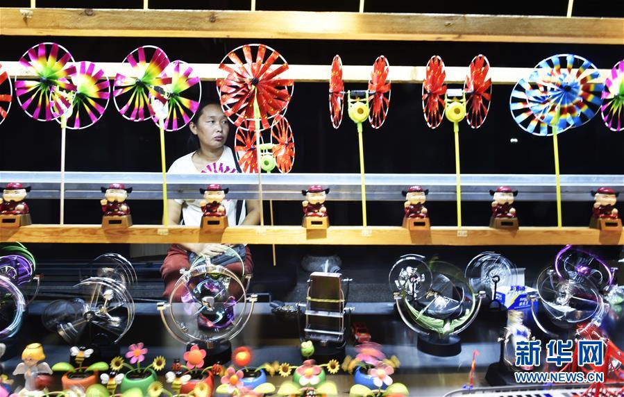 8월 17일 지모고성(即墨古城),상인이 상품을 판매하고 있다. [사진 출처: 신화망]