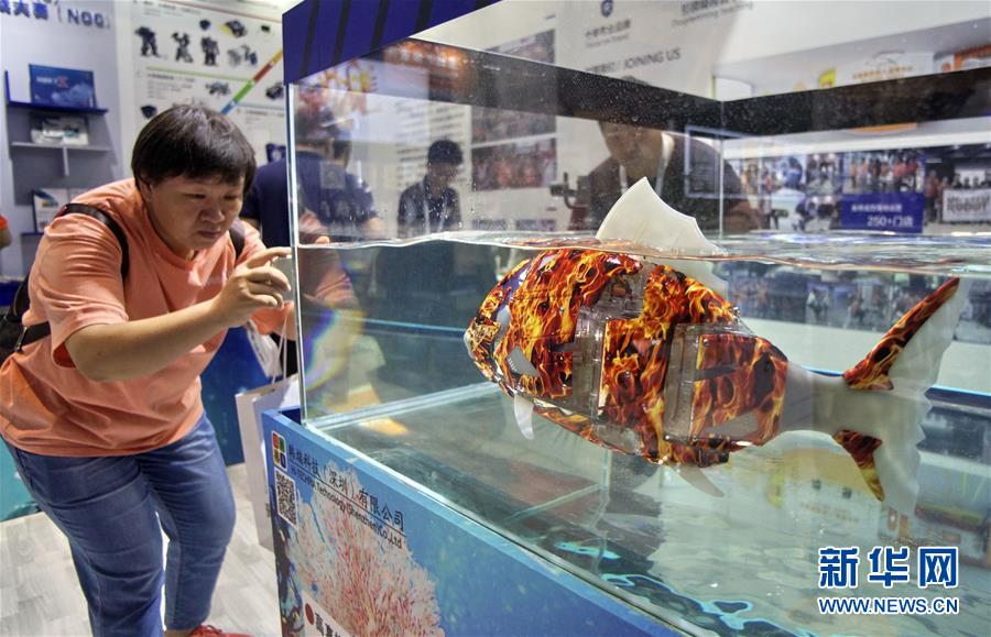 8월 20일 한 참관객이 중국산 물고기 로봇을 촬영하는 모습 [사진 출처: 신화망]