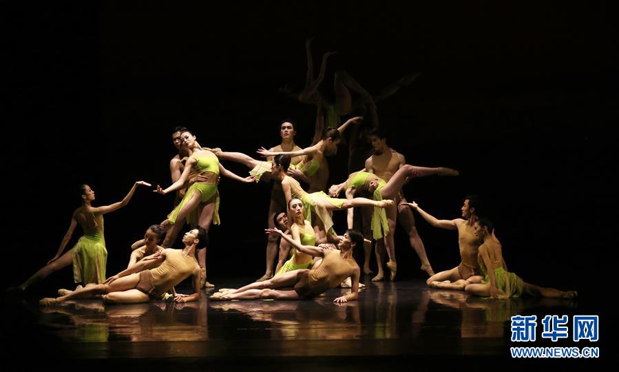 8월 17일 미국 뉴욕 린컹센터, 광저우(廣州) 발레단 단원들이 현대발레극 ‘카르미나 부라나’ 공연을 펼치고 있다. [사진 출처: 신화망]