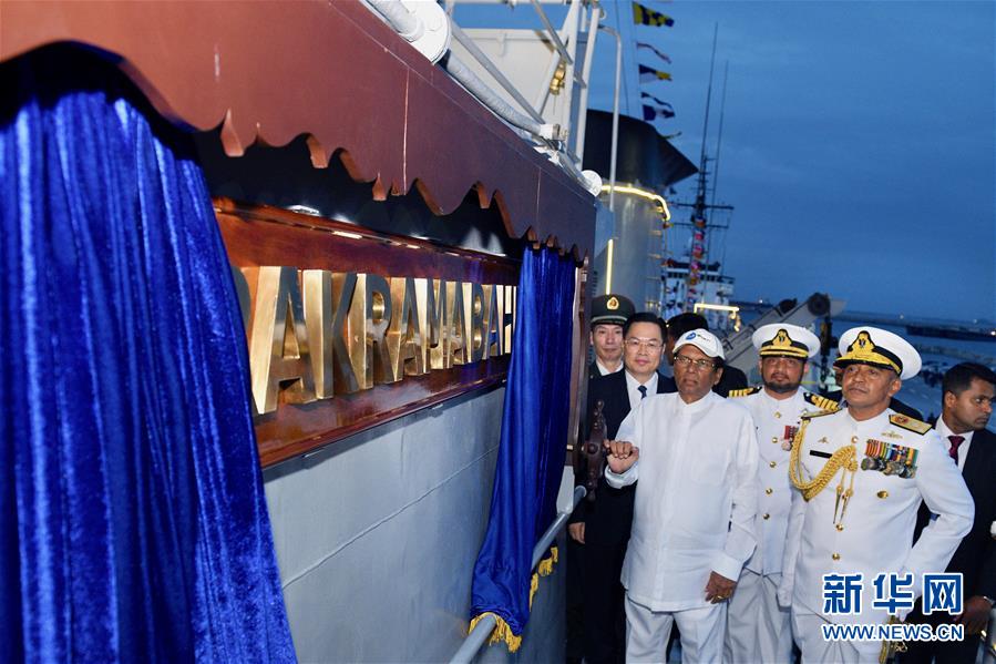 스리랑카 콜롬보, 마이트리팔라 시리세나 스리랑카 대통령(앞줄 왼쪽) 등 각계 인사들이 스리랑카 해군에 편입된 P625 함정을 시찰하고 있다. [8월 22일 촬영/사진 출처: 신화망]