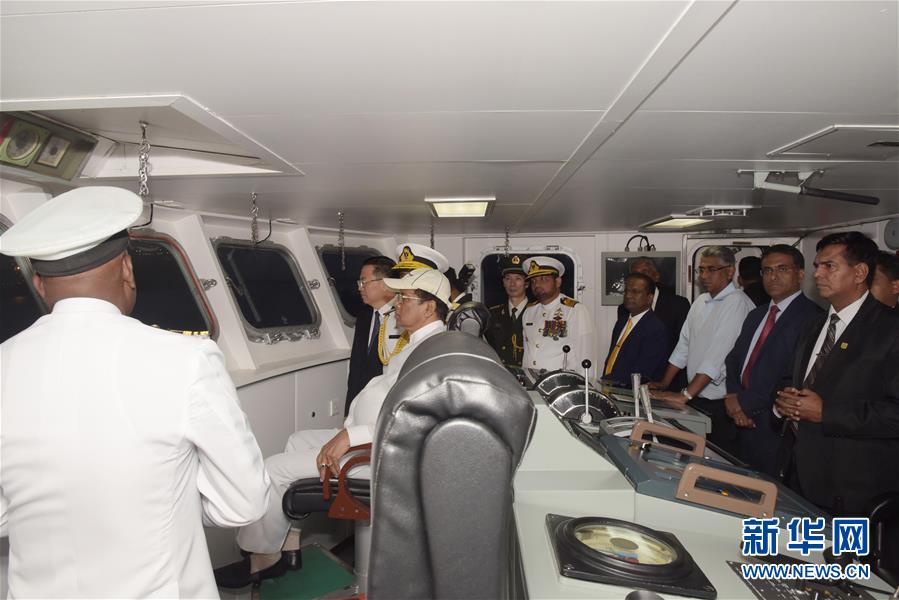 스리랑카 콜롬보, 마이트리팔라 시리세나 스리랑카 대통령 등 각계 인사들이 스리랑카 해군에 편입된 P625 함정을 시찰하고 있다. [8월 22일 촬영/사진 출처: 신화망]