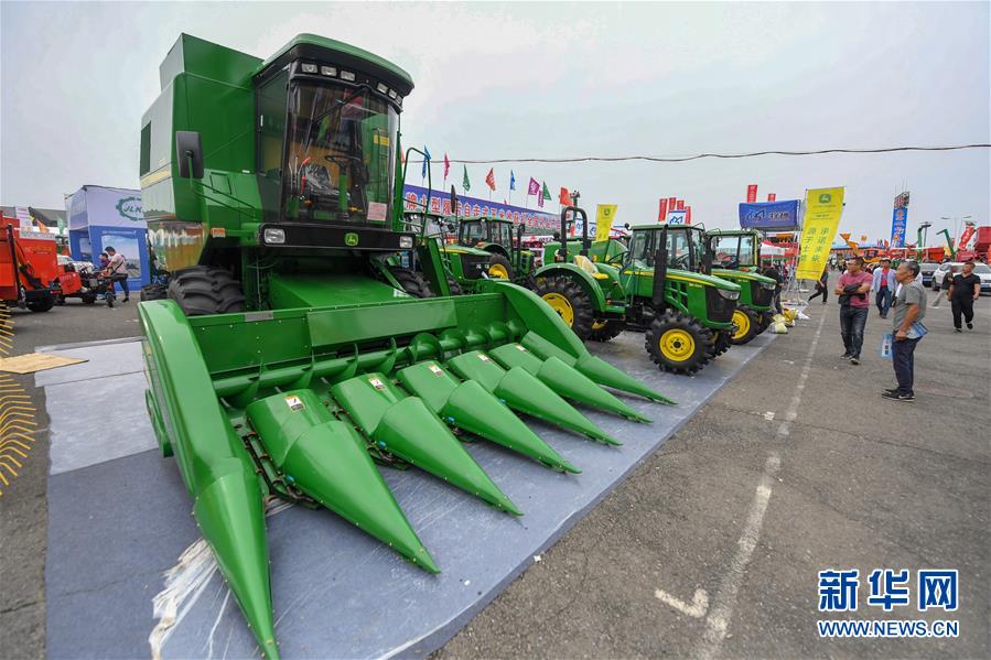 8월 21일 농민들이 박람회장에서 농기계를 고르고 있다. [사진 출처:  신화망]