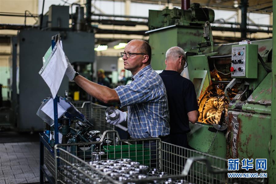 폴란드 루블린주 크라시니크(Kraśnik) 베어링 공장, 25년 경력을 자랑하는 한 직원이 공장에서 작업을 하고 있다. [6월 18일 촬영/사진 출처: 신화망]