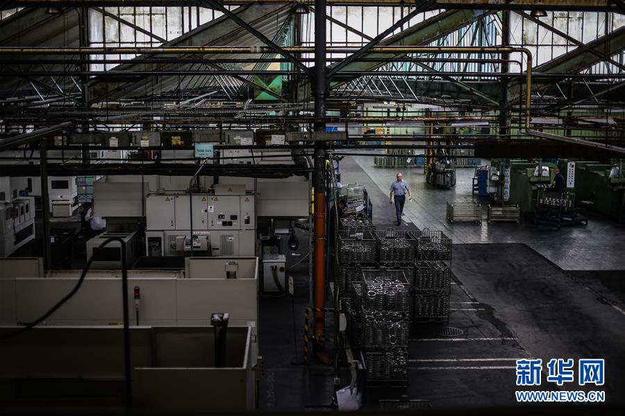 폴란드 루블린주에 위치한 크라시니크(Kraśnik) 베어링 공장, 25년 경력을 가진 현장 직원이 공장을 둘러보고 있다. [6월 18일 촬영/사진 출처: 신화망]
