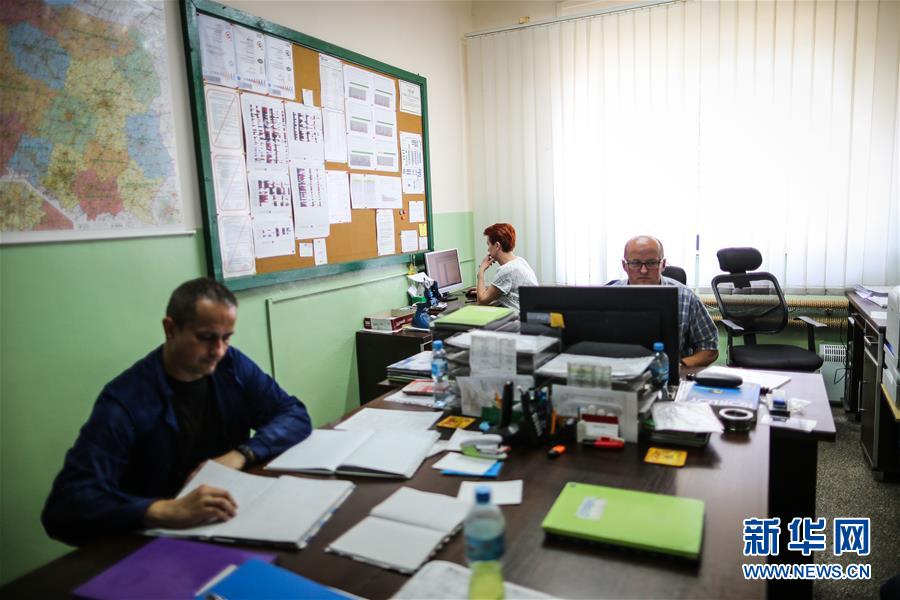 폴란드 루블린주에 위치한 크라시니크(Kraśnik) 베어링 공장, 25년 경력을 가진 현장 직원이 사무실에서 업무를 보고 있다. [6월 18일 촬영/사진 출처: 신화망]