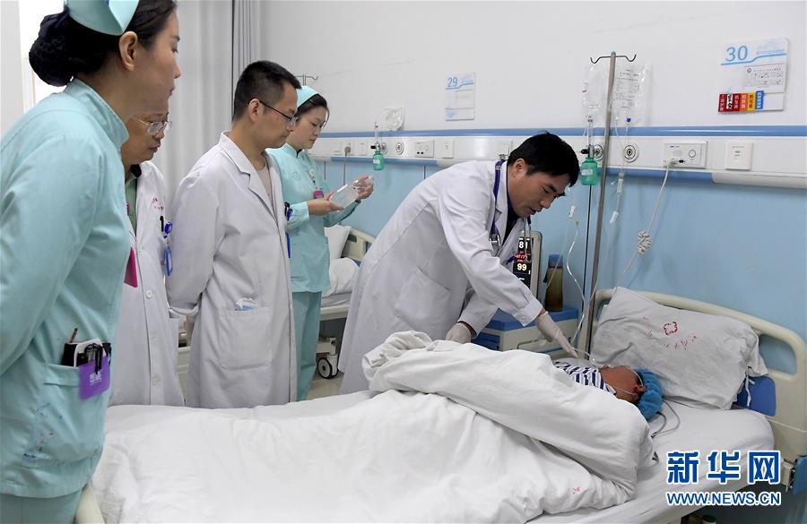 7월 31일 허난(河南)성 전염병병원 병동, 펑슈링(馮秀嶺, 왼쪽) 전문의가 환자들을 체크하고 있다. [사진 출처: 신화망]
