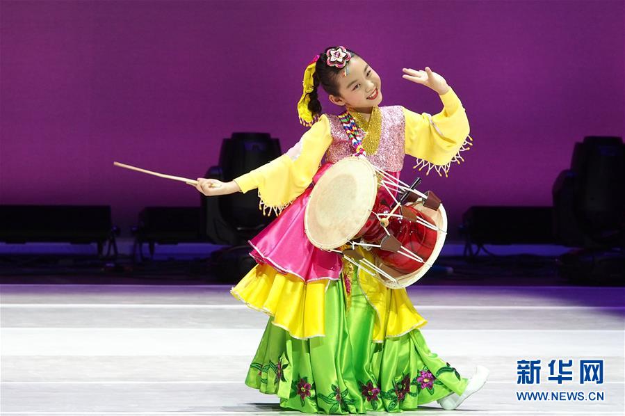 지난 25일 시합에 참가한 어린 선수가 조선족의 장구춤인 ‘길경요(桔梗謠)’를 선 보이고 있다. [사진 출처: 신화망]