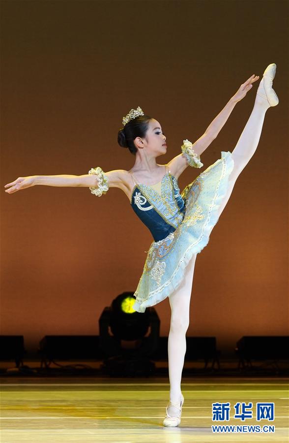 지난 25일 시합에 참가한 어린 선수가 발레 ‘온유선자(溫柔仙子)’를 선 보이고 있다. [사진 출처: 신화망]