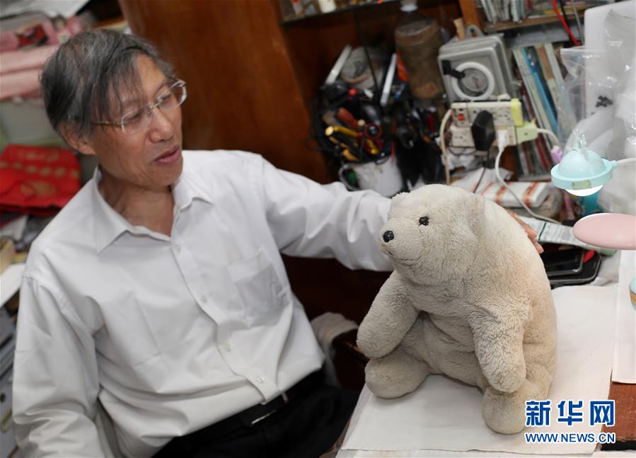 주보밍(朱伯明) 씨가 수년 전 아들에게 선물했던 곰인형 [8월 20일 촬영/사진 출처: 신화망]