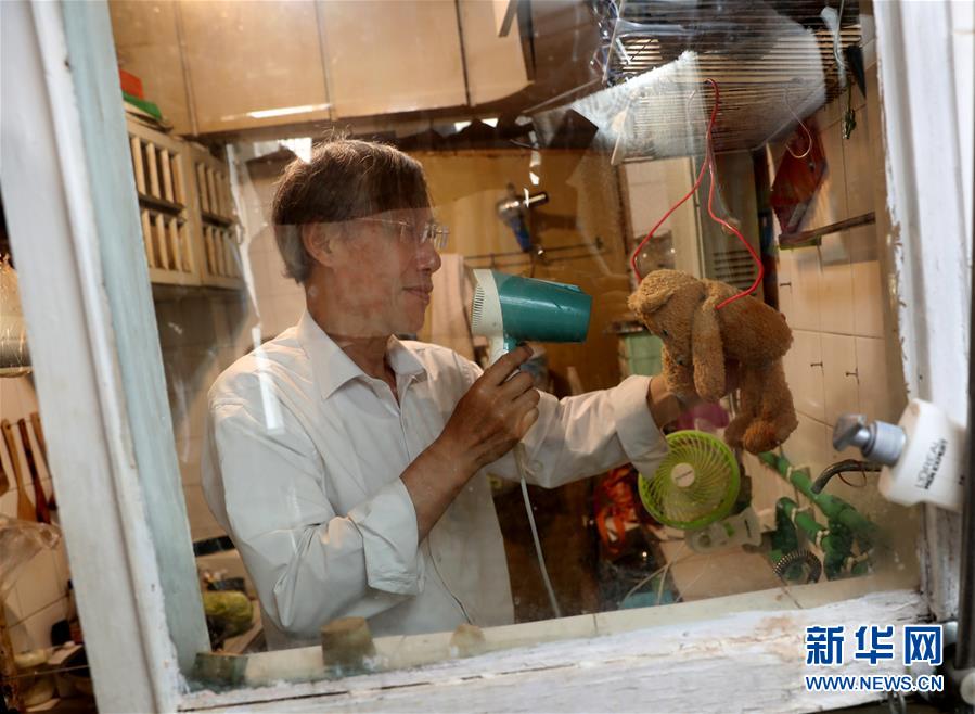 주보밍(朱伯明) 씨가 털 모형과 감촉을 유지하기 위해 드라이어로 인형을 말리고 있다. [8월 20일 촬영/사진 출처: 신화망]