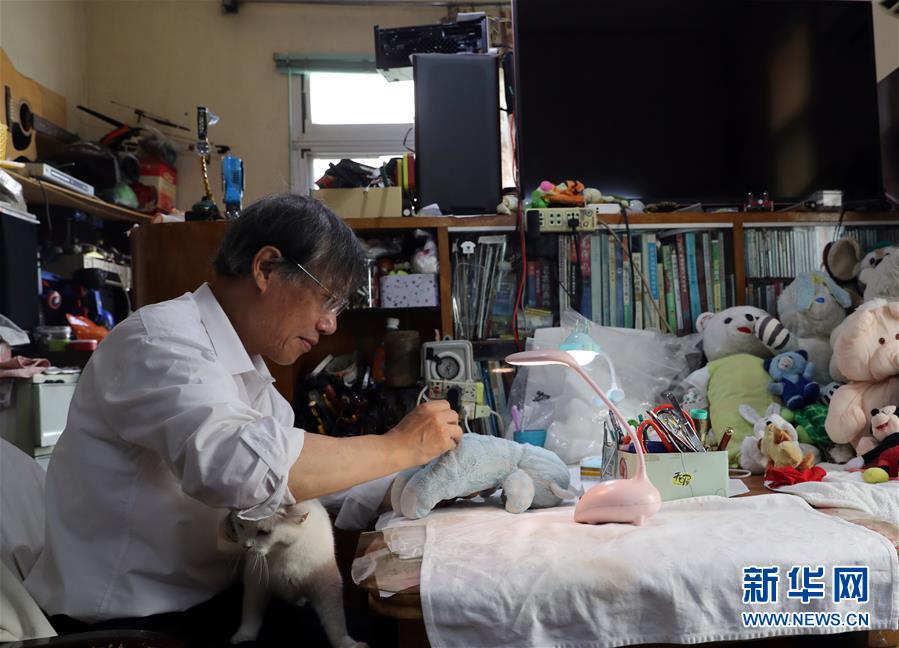 주보밍(朱伯明) 씨가 털인형 복원을 하고 있다. [8월 20일 촬영/사진 출처: 신화망]