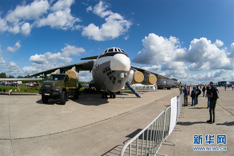 지난 27일 러시아 모스크바 주콥스키에서 사람들이 IL-78M-90A 공중 급유기를 참관하고 있다. [사진 출처: 신화망]