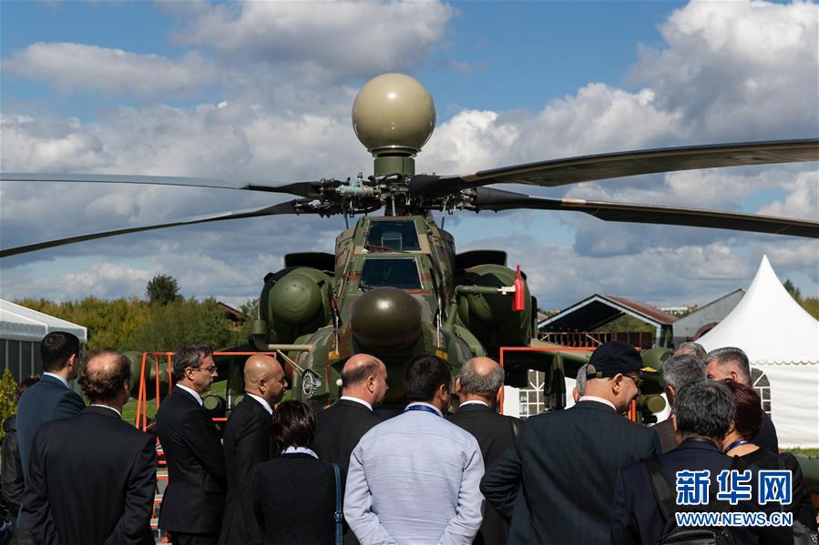 지난 27일 러시아 주콥스키에서 사람들이 MI-28NE 공격 헬리콥터를 참관하고 있다. [사진 출처: 신화망]