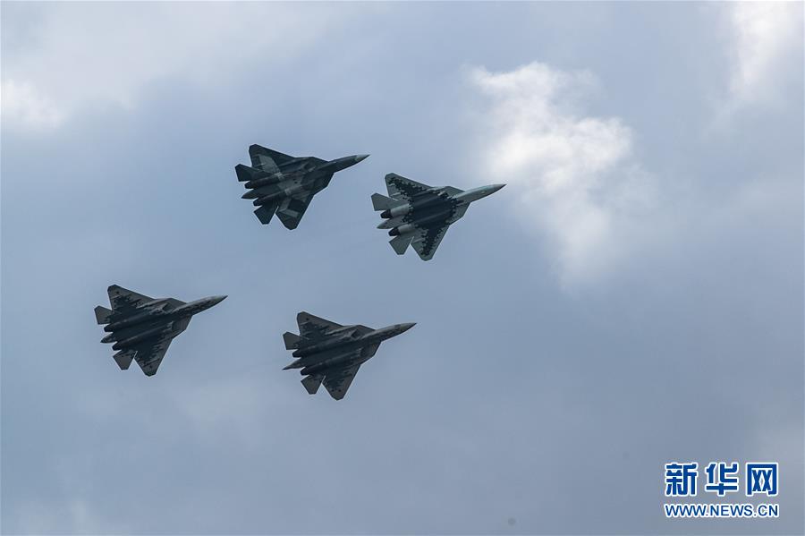 지난 27일 러시아 주콥스키에서 Su-57 전투기 부대가 에어쇼를 하고 있다. [사진 출처: 신화망]