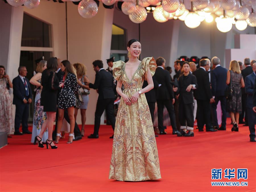 지난 28일 이탈리아 베니스에서 니니(倪妮) 중국 배우가 개막식 레드카펫 위로 모습을 드러냈다. [사진 출처: 신화망]