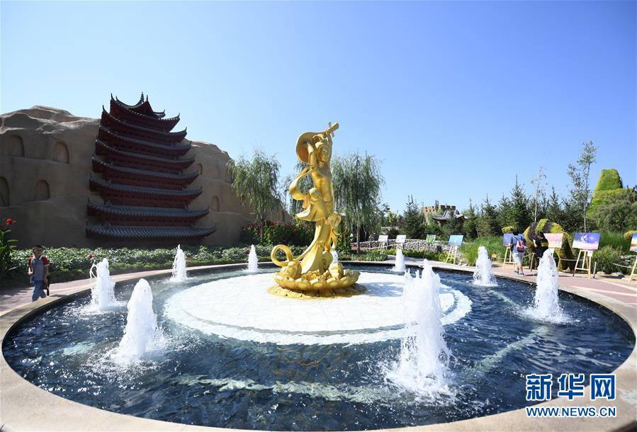 지난 25일 여행객이 베이징 세계원예박람회에서 간쑤(甘肅)원을 참관하고 있다. [사진 출처: 신화망]