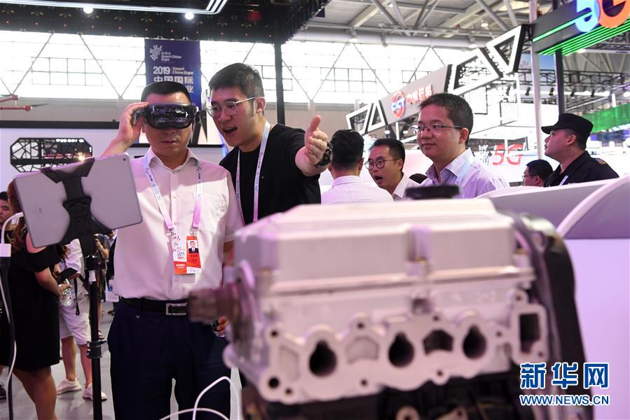 박람회장을 찾은 참관객들이 ‘5G 스마트 제조’의 ‘AR 검사 및 수리’ 기술을 체험하고 있다. [사진 출처: 신화망]