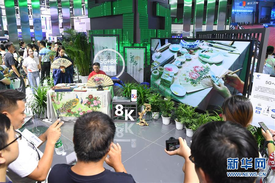 박람회장의 ‘5G+8K 생방송’ 기술이 많은 참관객들의 호응을 얻고 있다. [사진 출처: 신화망]