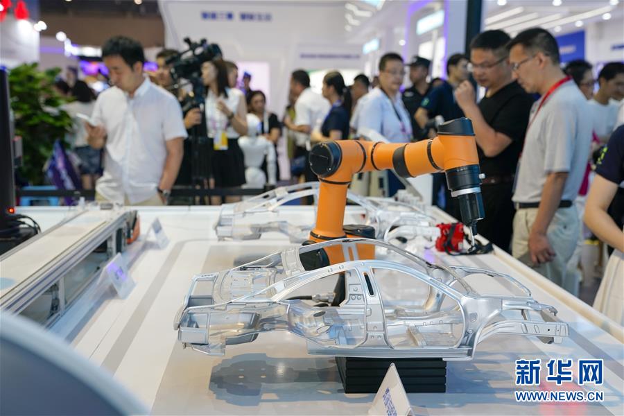 차이나텔레콤(中國電信) 전시 부스에 설치된 5G 스마트 제조 시뮬레이션은 향후 5G 공업 제조의 미래를 보여준다. [사진 출처: 신화망]