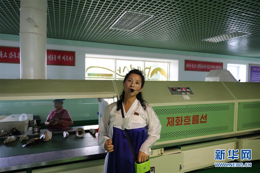 조선 원산구두공장, 안내원이 구두 생산 현황에 대해 소개하고 있다. [8월 13일 촬영/사진 출처: 신화망]