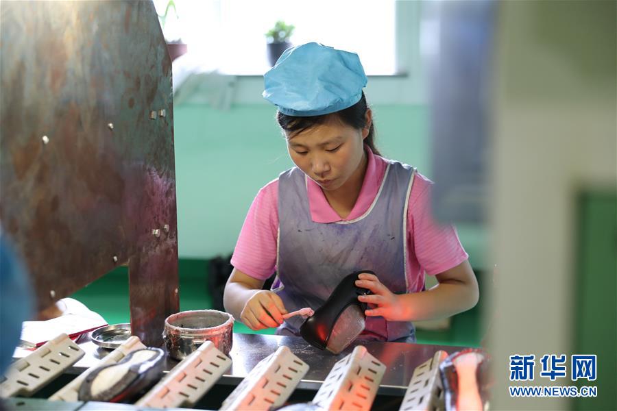 조선 원산구두공장, 직원이 공장에서 일을 하고 있다. [8월 13일 촬영/사진 출처: 신화망]