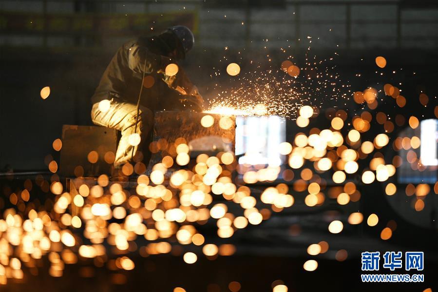 중국이중(一重)그룹유한공사(CFHI) 생산 작업장에서 인부가 생산 작업을 하고 있다. [8월 28일 촬영/사진 출처: 신화망]