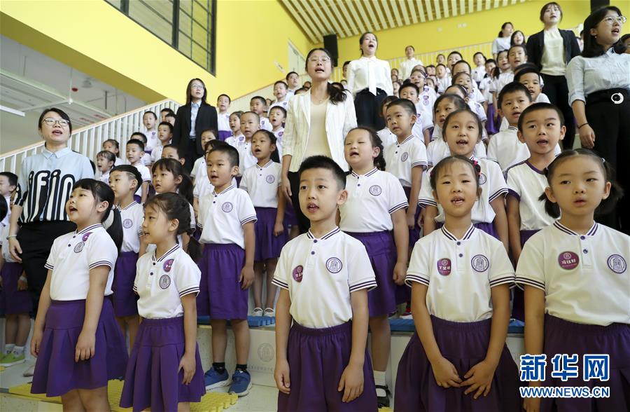 칭화(淸華)대학교 부속 중학교 광화학교(廣華學校)초등부 152명 1학년 신입생들과 선생님들이 입학식에서 국가를 부르고 있다. [사진 출처: 신화망]