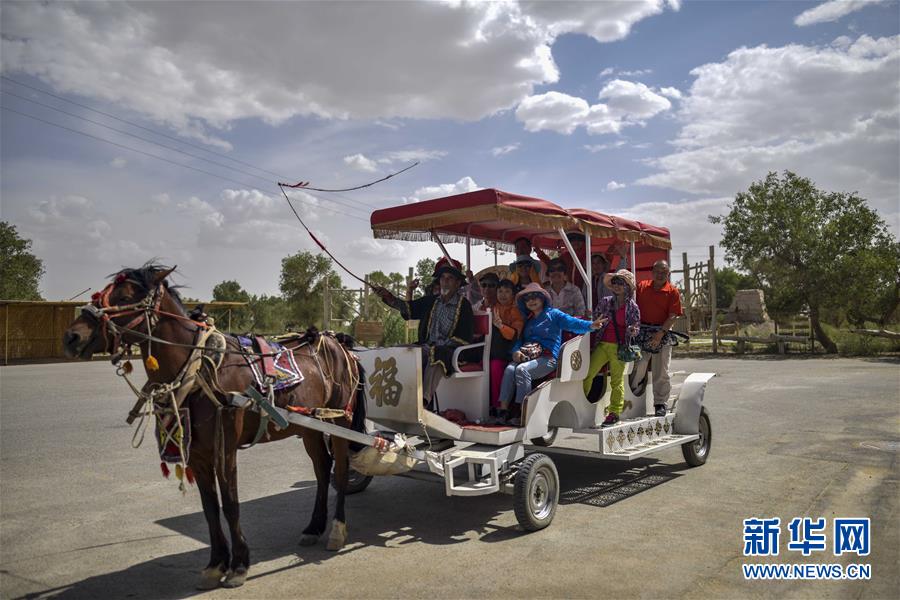 러부런(羅布人) 마을, 관광객들이 관람차를 타고 이동하고 있다. [6월 19일 드론 촬영/사진 출처: 신화망]