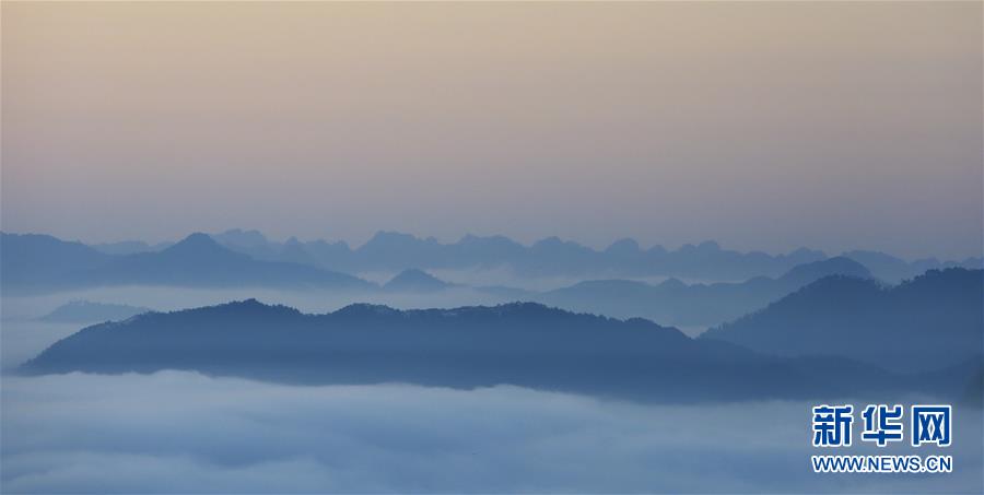 모톈링(摩天嶺)과 주변 산간 지역을 둘러싸고 있는 운해 [8월 29일 촬영/사진 출처: 신화망]