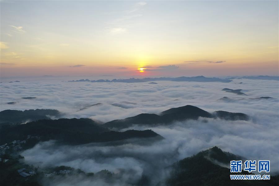 모톈링(摩天嶺)과 주변 산간 지역을 둘러싸고 있는 운해 [8월 29일 촬영/사진 출처: 신화망]