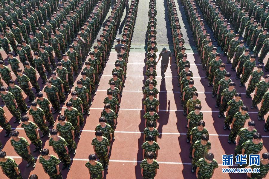 허베이(河北)성 쭌화(遵化)시 제1중고등학교 신입생들이 운동장에서 제식 훈련을 받고 있다. [8월 25일 촬영/사진 출처: 신화망]