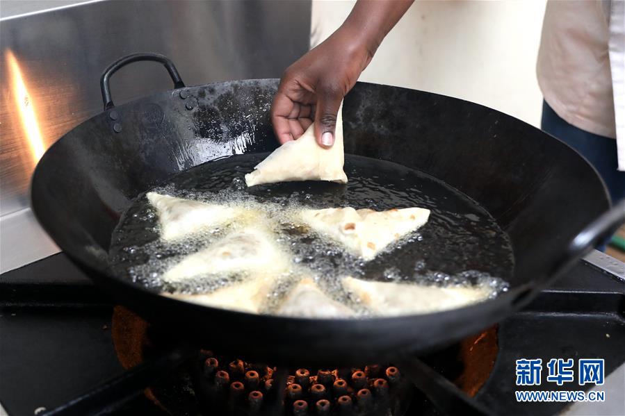 케냐 나이로비 소재 모 중식당, 셰프가 사모사를 튀기고 있다. [8월 29일 촬영/사진 출처: 신화망]