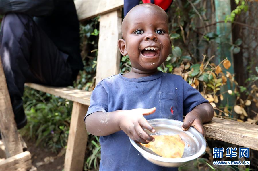 케냐 나이로비 소재 모 노점상, 한 어린이가 사모사를 맛보고 있다. [9월 1일 촬영/사진 출처: 신화망]